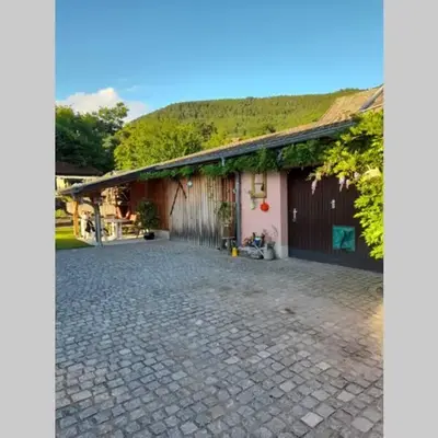 Charmant petit appartement avec bel exterieur.