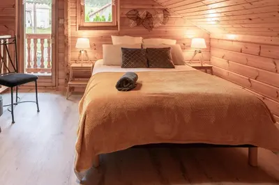 Un ou plusieurs lits dans un hébergement de l'établissement Chalet La Calougeotte, jardin, spa et sauna privés