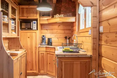 Cuisine ou kitchenette dans l'établissement Chalet La Calougeotte, jardin, spa et sauna privés