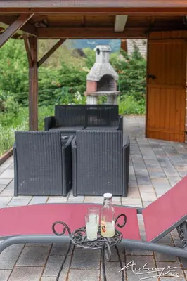 Terrasse ou espace extérieur de l'établissement Chalet La Calougeotte, jardin, spa et sauna privés