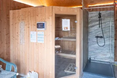 Salle de bains dans l'établissement Chalet La Calougeotte, jardin, spa et sauna privés
