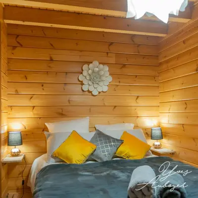 Un ou plusieurs lits dans un hébergement de l'établissement Chalet La Calougeotte, jardin, spa et sauna privés