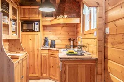 Cuisine ou kitchenette dans l'établissement Chalet La Calougeotte, jardin, spa et sauna privés