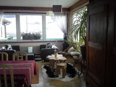 Coin salon dans l'établissement Chalet Résidence La Combeauté