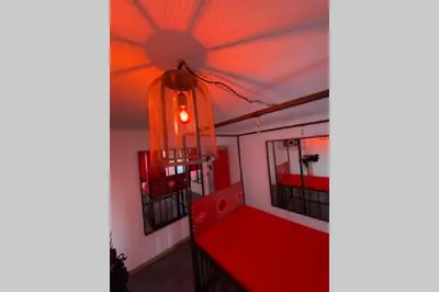 Un ou plusieurs lits dans un hébergement de l'établissement Love Room - L'Atelier Des Nuan'S