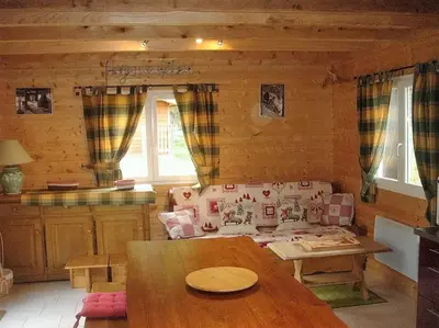 Coin salon dans l'établissement chalet de montagne