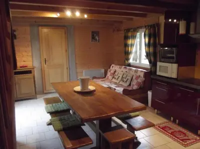 Coin salon dans l'établissement chalet de montagne