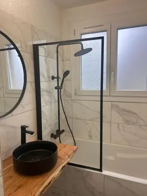 Salle de bains dans l'établissement LA BELLE ESCALE