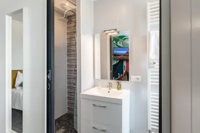 Salle de bains dans l'établissement Travel Homes - Le Wiltwo, nouveau face à la gare