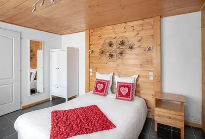 Un ou plusieurs lits dans un hébergement de l'établissement LOGIS Hôtel Restaurant La Vigotte