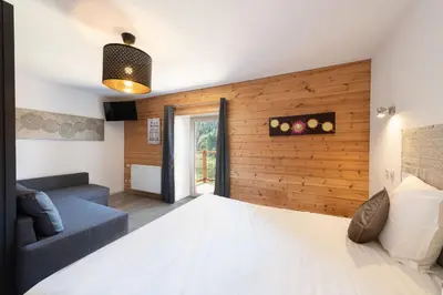 Un ou plusieurs lits dans un hébergement de l'établissement LOGIS Hôtel Restaurant La Vigotte
