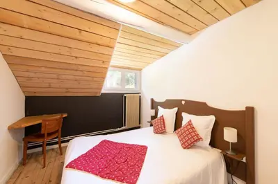 Un ou plusieurs lits dans un hébergement de l'établissement LOGIS Hôtel Restaurant La Vigotte