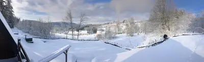 L'établissement Chalet du Fayard - jacuzzi avec vue et détente en pleine nature en hiver