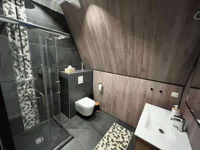 Salle de bains dans l'établissement Chalet du Fayard - jacuzzi avec vue et détente en pleine nature