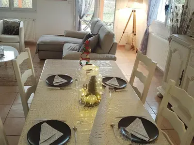 Coin salon dans l'établissement Maison de camp. plain-pied avec jardin, 2 chambres, terrasse couverte, proche Gérardmer et Saint-Dié - FR-1-589-386