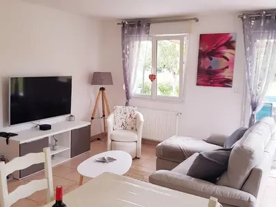 Télévision ou salle de divertissement dans l'établissement Maison de camp. plain-pied avec jardin, 2 chambres, terrasse couverte, proche Gérardmer et Saint-Dié - FR-1-589-386