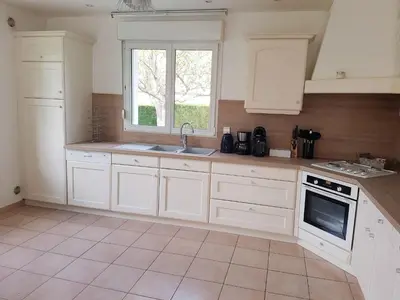 Cuisine ou kitchenette dans l'établissement Maison de camp. plain-pied avec jardin, 2 chambres, terrasse couverte, proche Gérardmer et Saint-Dié - FR-1-589-386