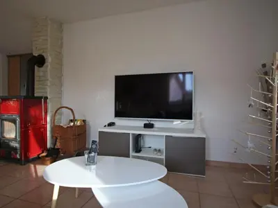 Télévision ou salle de divertissement dans l'établissement Maison de camp. plain-pied avec jardin, 2 chambres, terrasse couverte, proche Gérardmer et Saint-Dié - FR-1-589-386