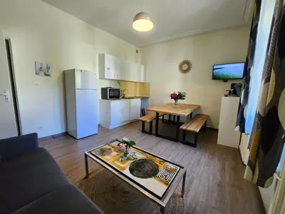 Cuisine ou kitchenette dans l'établissement Gîte Jonquille, 2 à 8 personnes avec salle de jeux et SPA dans la résidence