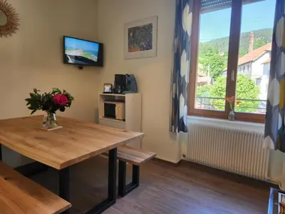 Cuisine ou kitchenette dans l'établissement Gîte Jonquille, 2 à 8 personnes avec salle de jeux et SPA dans la résidence