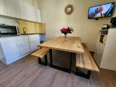 Cuisine ou kitchenette dans l'établissement Gîte Jonquille, 2 à 8 personnes avec salle de jeux et SPA dans la résidence