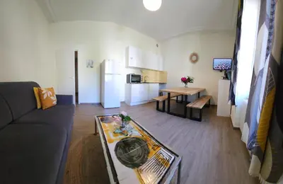 Cuisine ou kitchenette dans l'établissement Gîte Jonquille, 2 à 8 personnes avec salle de jeux et SPA dans la résidence