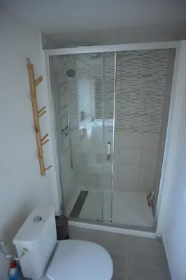 Salle de bains dans l'établissement Les 2 Clefs