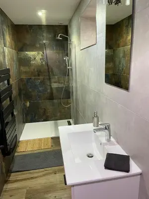 Salle de bains dans l'établissement Charmant logement avec balnéo