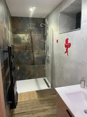 Salle de bains dans l'établissement Charmant logement avec balnéo