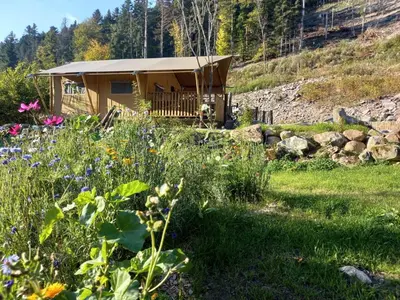 Paysage naturel près de la tente de luxe