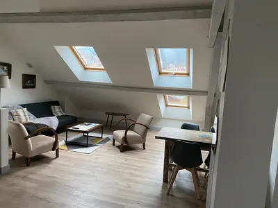 Coin salon dans l'établissement Les 4 flocons à 100m lac et du centre ville , wifi, parking, piscine ouverte dès le 1er mai