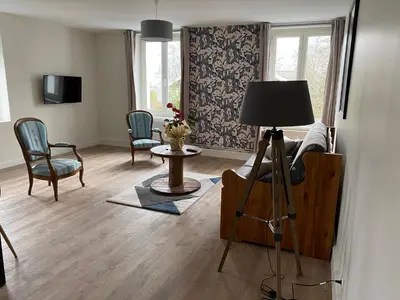 Télévision ou salle de divertissement dans l'établissement Les 4 flocons à 100m lac et du centre ville , wifi, parking, piscine ouverte dès le 1er mai