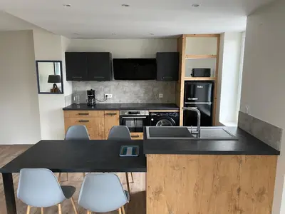 Cuisine ou kitchenette dans l'établissement Les 4 flocons à 100m lac et du centre ville , wifi, parking, piscine ouverte dès le 1er mai
