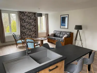 Coin salon dans l'établissement Les 4 flocons à 100m lac et du centre ville , wifi, parking, piscine ouverte dès le 1er mai