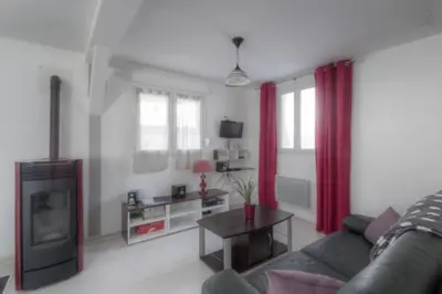 Télévision ou salle de divertissement dans l'établissement L'ATELIER, chalet 3*
