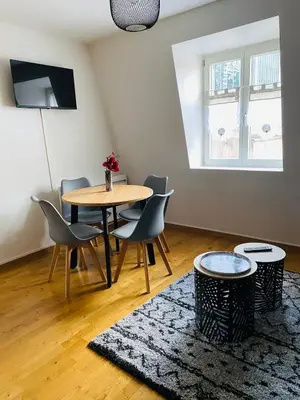 Télévision ou salle de divertissement dans l'établissement Au pied de la Cathédrale