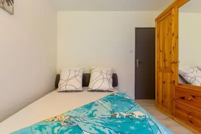 Un ou plusieurs lits dans un hébergement de l'établissement Superbe appartement spacieux avec parking gratuit