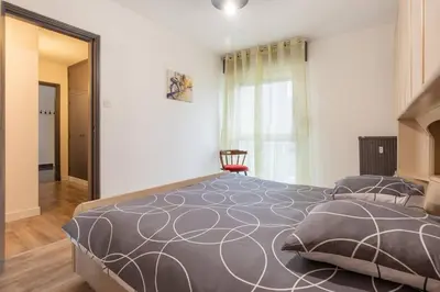 Un ou plusieurs lits dans un hébergement de l'établissement Superbe appartement spacieux avec parking gratuit
