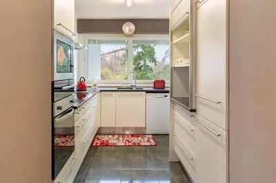 Cuisine ou kitchenette dans l'établissement Superbe appartement spacieux avec parking gratuit