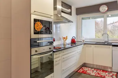 Cuisine ou kitchenette dans l'établissement Superbe appartement spacieux avec parking gratuit
