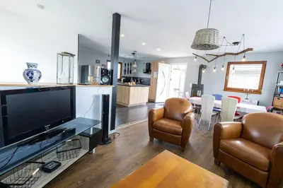 Télévision ou salle de divertissement dans l'établissement Agréable maison à la campagne