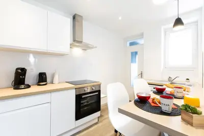 Cuisine ou kitchenette dans l'établissement Le Red St Léon : Lit Queen Size * WIFI * Idéal Couple