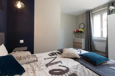 Un ou plusieurs lits dans un hébergement de l'établissement Le Red St Léon : Lit Queen Size * WIFI * Idéal Couple