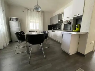 Cuisine ou kitchenette dans l'établissement Appartement Bes,, Chaleureux et confortable avec entrée indépendante