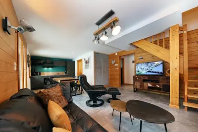 Télévision ou salle de divertissement dans l'établissement CHALET 6 PERS INDEPENDANT PROCHE CENTRE ET LAC