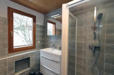 Salle de bains dans l'établissement CHALET 6 PERS INDEPENDANT PROCHE CENTRE ET LAC