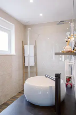 Salle de bains dans l'établissement La Chambre des Secrets by Leslodgespa - Escapade romantique proche de Bâle avec terrasse privée