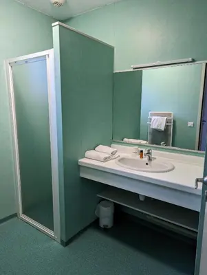 Salle de bains dans l'établissement Le Herbau