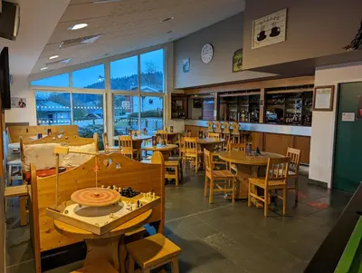 Restaurant ou autre lieu de restauration dans l'établissement Le Herbau