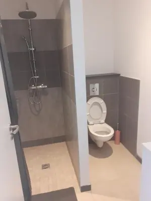 Salle de bains dans l'établissement Le Studio Polichinelle